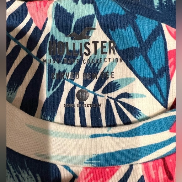 Hollister Large Floral/snake Curved Hem Tee - Medium. - Picture 3 of 3